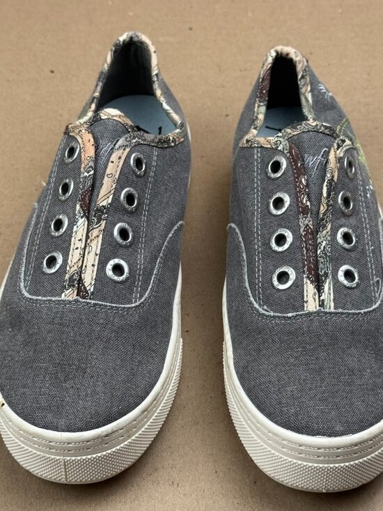 Shoes - Blowfish Malibu Women’s Gray Canvas Embroidered Sneakers Size 7M EUR 37.5